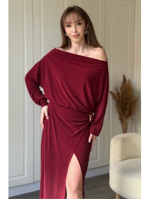 Dilay Gökoğlu Butik Kayık Yaka Beli Gold Aksesuarlı Yırtmaçlı Bordo Dökümlü Elbise