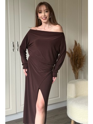 Dilay Gökoğlu Butik Kayık Yaka Beli Gold Aksesuarlı Yırtmaçlı Kahverengi Dökümlü Elbise