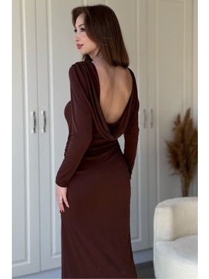Dilay Gökoğlu Butik Uzun Kollu Sandy Kumaş Sırt Dekolteli Yırtmaçlı Midi Kahverengi Elbise
