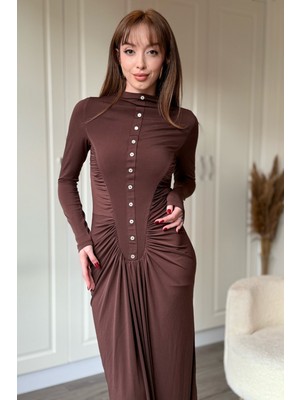 Dilay Gökoğlu Butik Ön Düğme Detaylı Büzgülü Beli Ince Gösteren Kahverengi Maxi Elbise