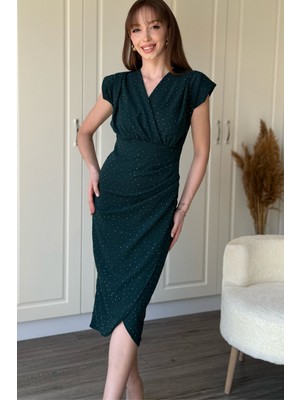 Dilay Gökoğlu Butik Taşlı Vatkalı Kruvaze Yaka Yırtmaçlı Midi Zümrüt Yeşili Elbise
