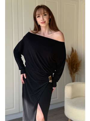 Dilay Gökoğlu Butik Kayık Yaka Beli Gold Aksesuarlı Yırtmaçlı Siyah Dökümlü Elbise