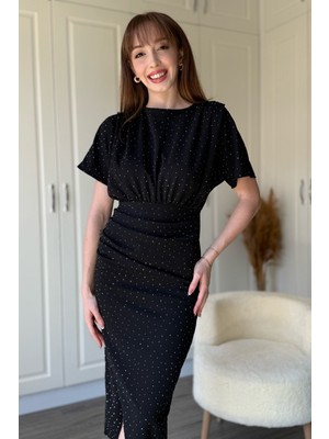 Dilay Gökoğlu Butik Kısa Kollu Drapeli Taşlı Midi Siyah Elbise