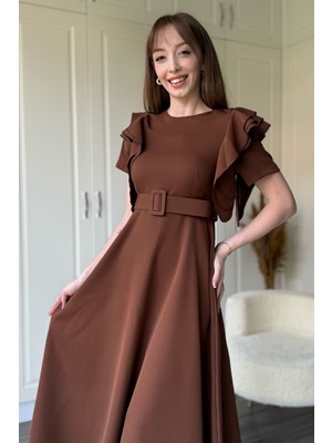 Dilay Gökoğlu Butik Fırfır Detaylı Kemerli Midi Kloş Kahverengi Elbise