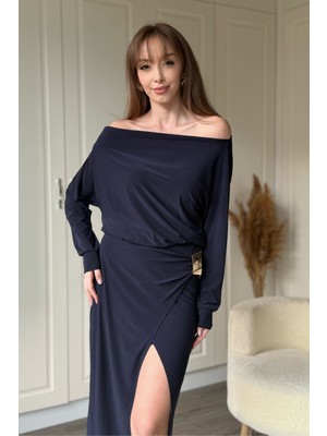 Dilay Gökoğlu Butik Kayık Yaka Beli Gold Aksesuarlı Yırtmaçlı Lacivert Dökümlü Elbise