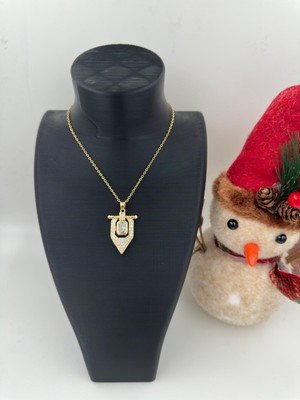 Stainless Steel Gold Renk Taşlı Geometrik Kolye – Gösterişli ve Şık Tasarım