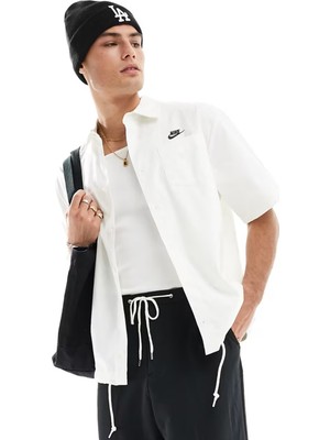 Nike Club Woven Loose Fit Short Sleeve Shirt In White Erkek Bol Kesim Dokuma Kısa Kollu Spor Gömlek Beyaz