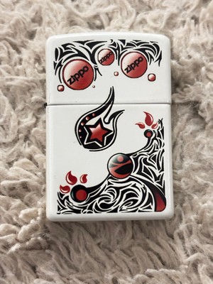 Orijinal Beyaz Metal Benzinli Çakmak – Kırmızı Alev ve Yıldız Tasarımlı