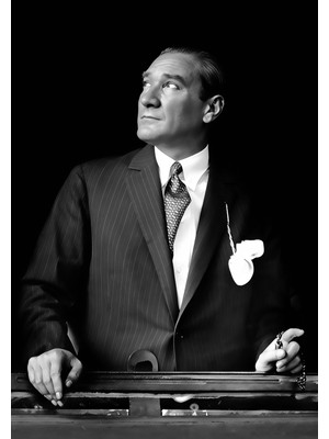 Yukarı Bakan Siyah Beyaz Atatürk Portesi Kanvas Tablo
