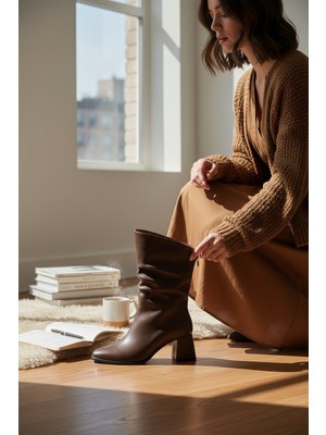 Velikundura Kahve Arkadan Fermuarlı Sivri Burun Kalın Topuk Körüklü Kadın Çizme