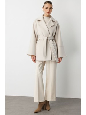 Mizalle Rahat Kesim Yünlü Kısa Bej Rengi Kaşe Kaban