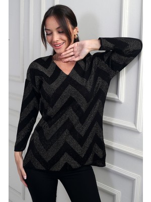 By Saygı Kadın V Yaka Zikzak Desenli Geniş Beden Aralıklı Simli Bluz
