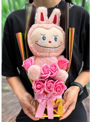 Lenostra Kadina Hediye - Labubulu Pembe Güllü Buket - Sevgiliye Cicek - Kiz Cocuk Dogum Gunu - Cicek Hediye