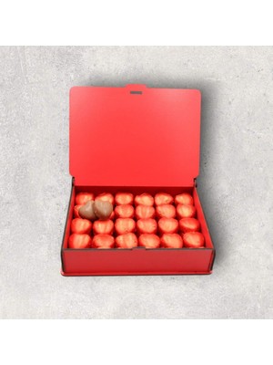 Nostaljik Lezzetler 50 Adet Kalp Şeklinde Çikolatalı Kırmızı Ahşap Hediye Kutusu – Sevgi Dolu Tatlar