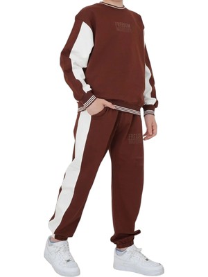 İrem Çocuk Giyim Erkek Çocuk Freedom Yazılı Beyaz Şerit Detaylı Kahverengi Renk Oversize Kalıp Eşofman Takımı