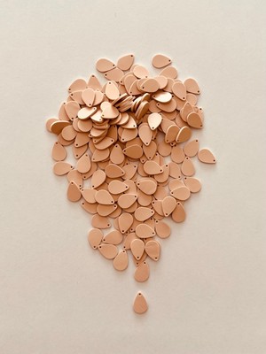 öztürk Patik Yazma Abiye Çanta Cüzdan Işleme Damla Pul. Fimo Hamur 25GR Tahmini 190X200ADET 8X12MM No;5.