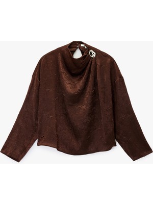 Koton Metal Aksesuarlı Asimetrik Yaka Uzun Kollu Dokulu Saten Bluz