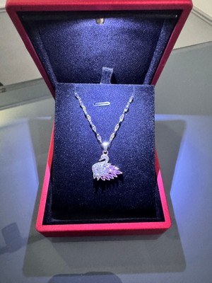Işıklı Kutuda Pembe Kuğu Kolye Çelik