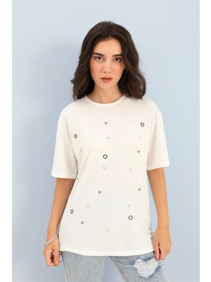 Isawella T-Shirt Bisiklet Yaka Halka ve Taş Detaylı - Ekru