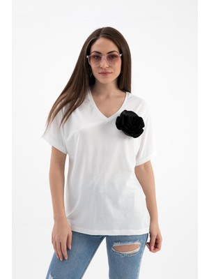 Isawella V Yaka Broş Gül Detaylı T-Shirt - Siyah
