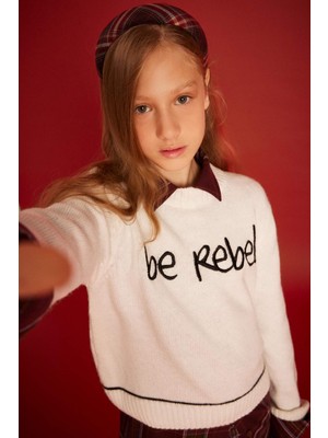 DeFacto Kız Çocuk Slim Fit Dar Kesim Bisiklet Yaka Nakışlı Triko Kazak G3242A825WN