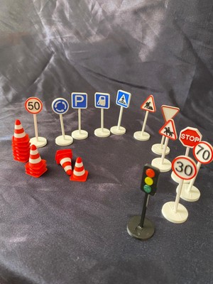 Mini Trafik Işaretleri ve Dubalar Seti | Trafik Eğitimi ve Oyuncak Araba Seti Aksesuarı