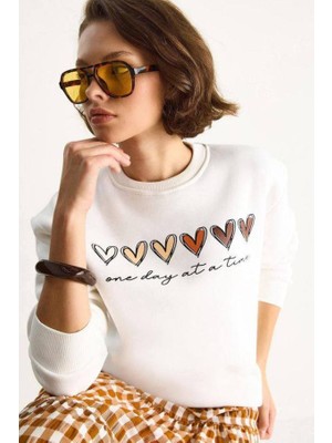Şerice Kadın Beyaz Kalp Baskılı Sweatshirt
