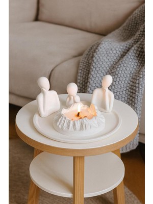 Sisay Home Dekoratif Aile Figürlü Dağ Formlu El Yapımı Mum – Taş Tozu Tasarım – Ahşap Fitilli