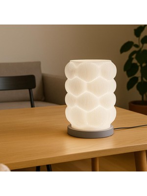 LayerForge Modern Tasarım Dekoratif Masa Lambası – LED Işıklı, Sıcak Beyaz Aydınlatma, Enerji Tasarruflu, Şık Gece Lambası”