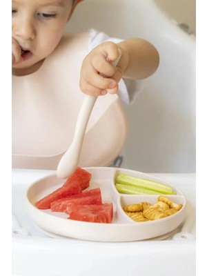 VeraGlobe Buğz Krem Rengi 3’lü Silikon Yemek Seti – Önlük + Diş Kaşıyıcılı Kaşık + Vakumlu Tabak