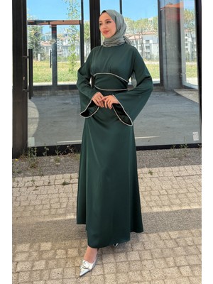 Tesettür Diyarı Kolu ve Beli Baget Taşlı Saten Abiye- Zümrüt Yeşili