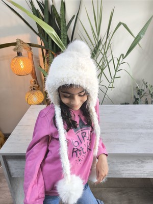 Şimo Butik Kız Çocuk Uzun Ponponlu Kulağı Kapatan Bere Peluş Puf Puf Yumuşacık Beyaz