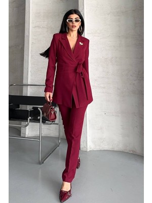AKD Atelier Kadın Ikili Alt Üst Takım Şık Kuşaklı Drapeli Broş Detaylı Blazer Ceket Boru Paça Pantolon Takım