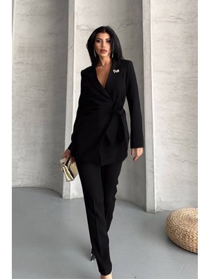 AKD Atelier Kadın Ikili Alt Üst Takım Şık Kuşaklı Drapeli Broş Detaylı Blazer Ceket Boru Paça Pantolon Takım