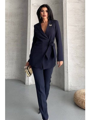 AKD Atelier Kadın Ikili Alt Üst Takım Şık Kuşaklı Drapeli Broş Detaylı Blazer Ceket Boru Paça Pantolon Takım