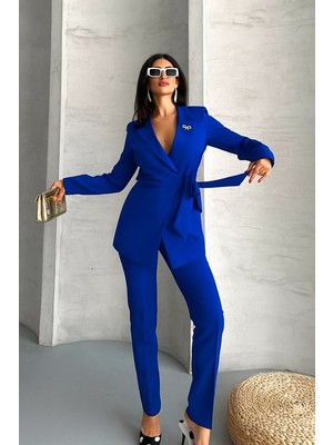 AKD Atelier Kadın Ikili Alt Üst Takım Şık Kuşaklı Drapeli Broş Detaylı Blazer Ceket Boru Paça Pantolon Takım