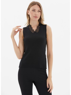 Selen V Yaka Dantel Siyah Kadın Bluz 25KSL8237