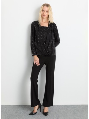 Selen Kruvaze Yaka Çiçek Desenli Siyah Kadın Bluz 25KSL8280