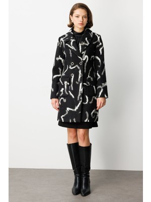 Ekol Yakası Broşlu Desenli Kaban 6007-26K