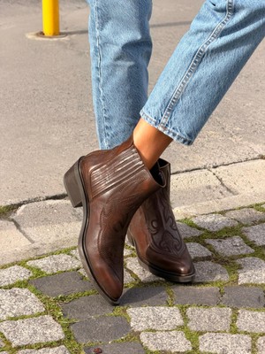 The Moirai Kahverengi Kovboy Bot