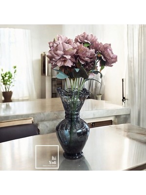 İki Yedi Konsept Dijon Füme Cam Vazo – Sadeliğin Zarafetiyle Şıklığı Buluşturan Ev & Ofis Dekoru