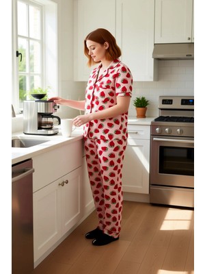 FRM Kadın Çilek Desenli Pijama Takımı Fonksiyonel Dayanıklı Kaliteli Konforlu Estetik Premium Şık