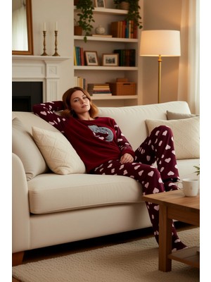 PayBuy Kadin Kirmizi Kalp Desenli Polar Pijama Takımı ve Uyku Bandi Fonksiyonel Dayanıklı Estetik
