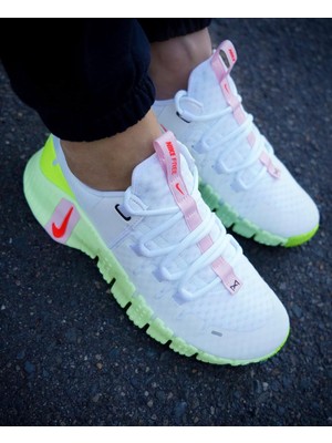 Nike Free Metcon 5 Kadın Spor Ayakkabısı Bağcıklı Hafif ve Esnek Beyaz Renk 39 Numaralı