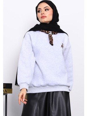 İmaj Butik Gri Fular Aksesurlı Ceylan İşlemeli Üç İplik Sweat