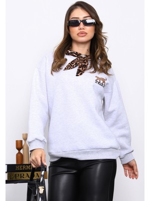 İmaj Butik Gri Fular Aksesuarlı Leoparlı Üç İplik Şardonlu Sweat