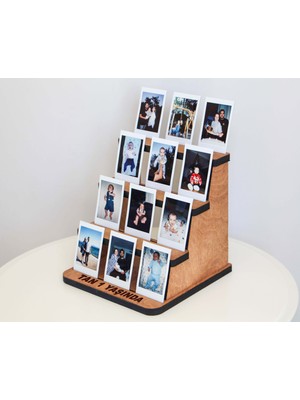 Tanatolye 1 Yaş Doğum Günü Ahşap Fotoğraf Standı – 12 Aylık Bebek Fotoğraf Sergileme (Fotoğraflar Dahil) – Kişiye Özel 3 Katlı Instax Mini Ahşap Stand