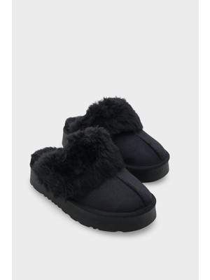 Capone Outfitters Kadın Tüylü Burnu Kapalı Terlik Suni Deri Malzeme ile Şık ve Rahat