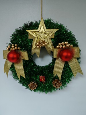 Yeşil 30 cm Yılbaşı Kapı Süsü, Dekoratif Çelenk, Yeni Yıl Neşesi ve Şıklık Sağlar