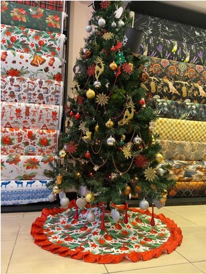 Yeşil Çam Ağacı Desenli Ayak Örtüsü, Şık ve Doğal Görünüm Sağlar.